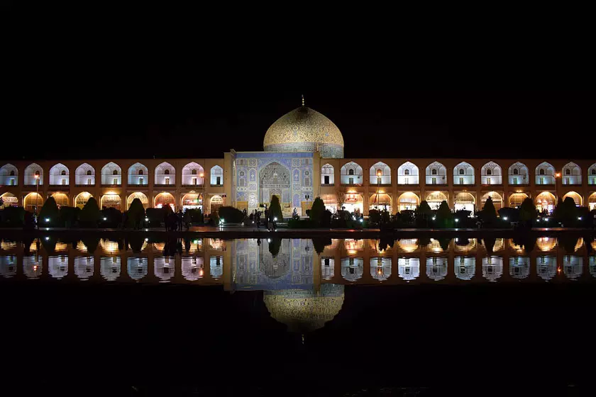 مسجد شیخ لطف الله در شب