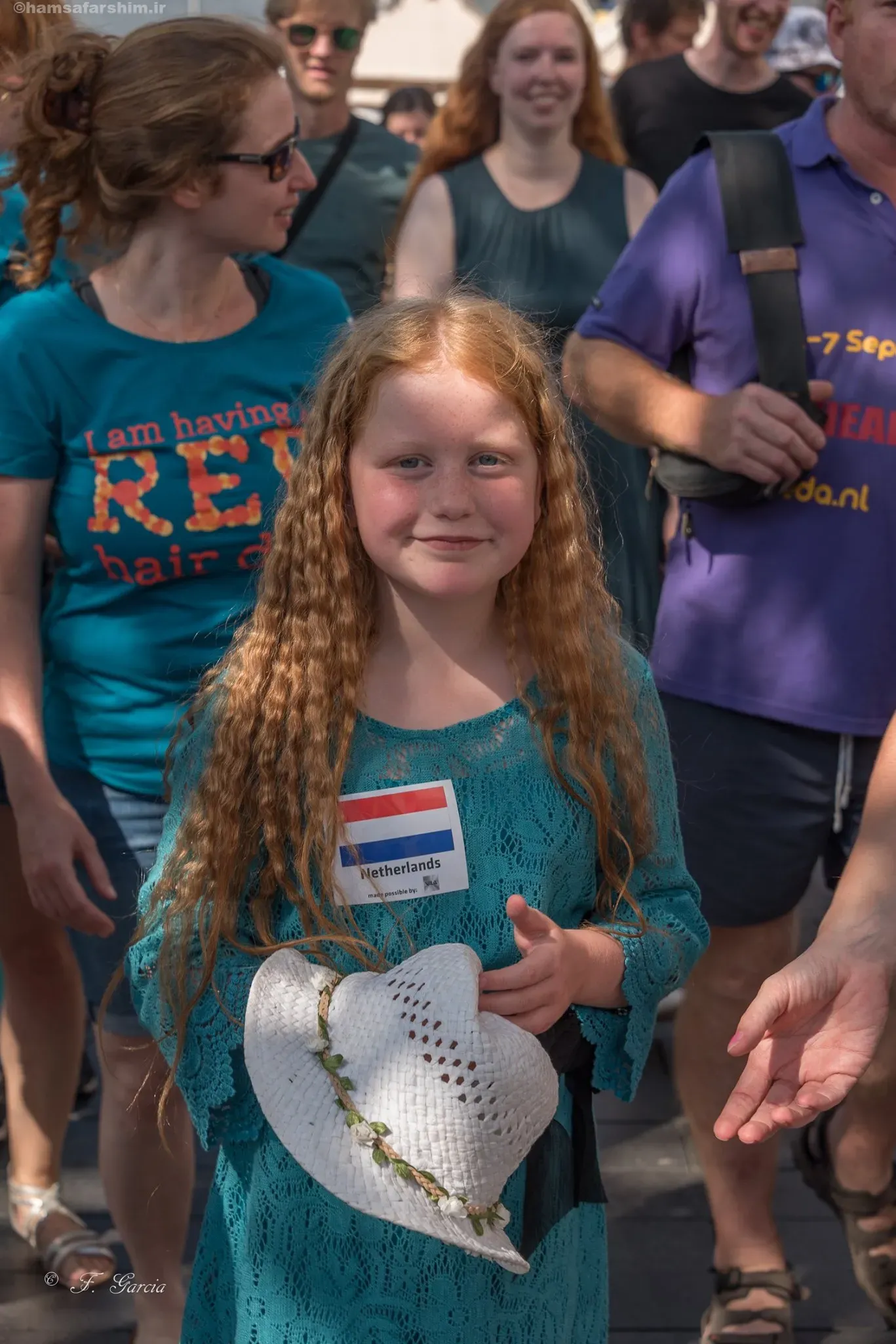 دختر بچه مو قرمز در فستیوال