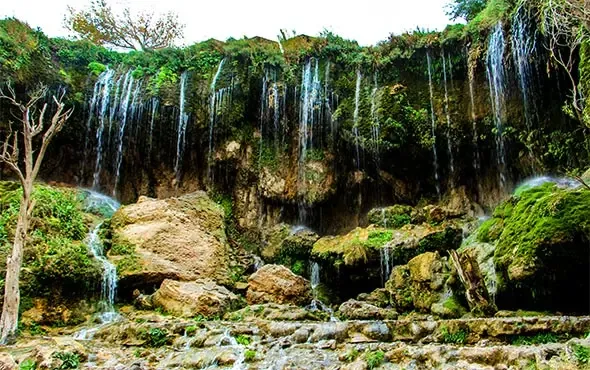 آبشار آسیاب خرابه جلفا با درختان انجیر