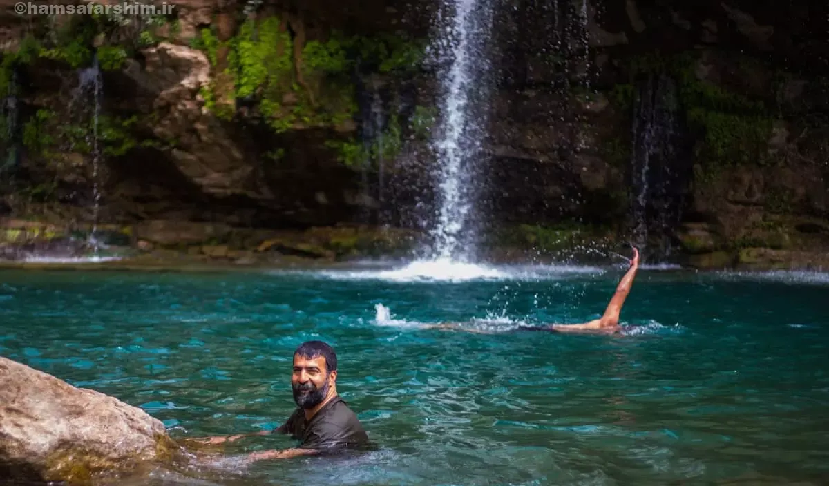 شنا در آبشار شوی