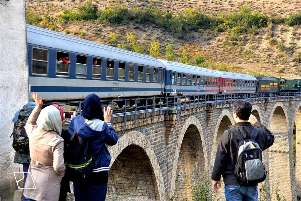 قطار گردشگری شیرگاه در حال عبور از پل رودخانه 