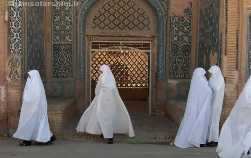 زنان چادر سفیدپوش ورزنه