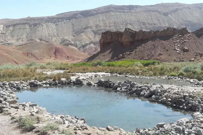 ویژگی‌های زمین‌شناسی و ترکیبات آب آبگرم ده‌نمک