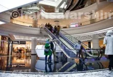 همه چیز درباره بولینگ اپال « « مرکز خرید اپال، یکی از جدیدترین و کامل‌ترین مراکز خرید تهران، حدود شش سال است که در غرب تهران به میزبانی برای خرید، تفریح، تماشای فیلم و حتی بازی‌های دسته‌جمعی تبدیل شده. اپال را به معنای کلمه می‌توانیم یک مقصد «برای همه» بدانیم. دوست دارید استایلتان را با برندهای ایرانی و خارجی بسازید؟ به لباس فروشی‌های طبقات پایین سر بزنید. می‌خواهید یک روز کامل تفریحی را در کنار دوستان و خانواده‌تان بگذرانید؟ بولینگ اپال در طبقه هشتم در کنار سالن بازی و بیلیارد منتظر شماست. در نهایت هم اگر بعد از بازی و خرید خسته شده‌اید، می‌توانید در کافه‌ها و رستوران‌های فودکورت، با نمای شهر تهران غذا بخورید و خستگی در کنید. همچنین می‌توانید از فروشگاه‌های این مال، به صورت قسطی خرید کنید. در این مطلب بولینگ اپال، آدرس و راه‌های دسترسی آن و مشخصاتش را با هم می‌شناسیم، و می‌فهمیم که چه چیزی این سالن را به یک مقصد خاص برای دورهمی و تفریح تهرانی‌ها تبدیل کرده است. بولینگ چیست؟ چند سالی‌ست که بولینگ به عنوان یک تفریح روزمره و در دسترس، وارد ایران شده و حالا می‌توانید در سالن‌های بازی، شهر بازی‌ها یا مراکز خرید برای خودتان سالن بولینگ رزرو کنید. این ورزش تفریحی و رقابتی با یک توپ و چند پین (pin) بطری‌شکل انجام می‌شود، و بازیکن باید این توپ سنگین را روی سطح صاف (لاین) غلت بدهد تا ده پین به صورت کامل بیفتند. حتما شما هم دیده‌اید که بازیکنان در صورت انداختن همه پین‌ها، برنده محسوب می‌شوند و به اصطلاح «استرایک» می‌زنند. مفاهیم کامل امتیازدهی در بولینگ را در ادامه مطلب با هم می‌شناسیم. شاید برایتان جالب باشد که بدانید بولینگ به حدود پنج هزار سال پیش در مصر باستان برمی‌گردد، اما شکل مدرن و امروزی آن در قرن نوزدهم در ایالات متحده آمریکا شکل گرفته، و از آن‌ جا به تمام دنیا رفته. محبوبیت بولینگ به علت جذابیت بازی گروهی، قوانین ساده و ترکیب دقت، تمرکز و مهارت بدنی‌ست. سالن‌های بولینگ می‌توانند بین ۶ تا ۳۰ لاین داشته باشند. بولینگ اپال کجاست؟ در طبقه هشتم مرکز خرید اپال، سالن بولینگ در «مجموعه ورزشی تفریحی اپال کلاب» قرار گرفته است. این سالن ۱۲ لاین دارد که هر لاین را می‌توانید به صورت تک‌نفره تا چهارنفره استفاده کنید. قبل از ورود به سالن بولینگ، باید از متصدی بیرون سالن کفش‌های مخصوص بگیرید. این کفش‌ها با کفی خاصی طراحی شده‌اند که اصطکاک با کف سالن (یک کف بسیار صیقلی و نرم) را بالا می‌برند، تا احتمال سر خوردن و افتادن شما به حداقل برسد. با داشتن این کفش، می‌توانید به سالن بروید و منتظر راهنمایی مسئول آن بمانید. بعد از باز شدن لاین، می‌توانید از آن به صورت تک‌نفره استفاده کنید، یعنی تمام دورهای پرتاب توپ را خودتان انجام بدهید، یا تعداد دورها را با یک تا سه نفر دیگر تقسیم کنید. امتیازهای هرکدام از بازیکنان در مانیتور بالای لاین نمایش داده می‌شود و در نهایت با جمع زدن این امتیازات، برنده مشخص می‌شود. امکان خرید قسطی در اپال اگر برای بولینگ به مرکز خرید اپال رفتید می‌توانید خریدهایتان را از فروشگاه‌های اپال به صورت قسطی انجام دهید. امکان خرید قسطی با اعتبار دیجی‌پی نیز در بیشتر فروشگاه‌های اپال وجود دارد و می‌توانید هنگام خرید، به فروشنده اعلام کنید که قصد خرید اعتباری دارید و با اسکن کیو آر کد اعلامی فروشنده، خریدتان را قسطی انجام دهید. مشخصات سالن بولینگ در طبقه ۸ اپال: مدت زمان بازی هر تیم: ۳۰ دقیقه تعداد لاین: ۱۲ پارکینگ‌: دارد سرویس بهداشتی: دارد کمد وسایل شخصی: ندارد بوفه: دارد تهویه: دارد سیستم گرمایش و سرمایش: دارد مربی: به صورت خصوصی بولینگ اپال را چطور رزرو کنیم؟ اگر با گروه بزرگی از دوستان یا خانواده و همکارانتان به بولینگ اپال می‌روید، پیشنهاد ما این است که حتما با سالن تماس بگیرید و اطلاع بدهید، تا در ساعت حضور شما ظرفیت داشته باشد. همچنین می‌توانید با حضور در اپال، تعداد نفرات را همان لحظه به مسئول سالن اعلام کنید تا اولین لاین خالی را در اختیار شما بگذارد. ظرفیت بولینگ اپال با توجه به ۱۲ لاین موجود در سالن بولینگ، ظرفیت این سالن می‌تواند از ۱۲ تا ۴۸ نفر همزمان باشد. مهم است که بعد از پایان بازی، فضا را ترک کنید تا هم ازدهام شکل نگیرد و هم افراد منتظر در نوبت، بتوانند زود بازی کنند. « « امتیازهای بولینگ را چطور محاسبه کنیم؟ سیستم امتیازبندی بولینگ از ۱۰ فریم تشکیل می‌شود. در هر فریم بازیکن دو بار فرصت دارد تا ۱۰ پین را بیندازد. اگر در پرتاب اول همه پین‌ها بیفتند، به آن استرایک (Strike) می‌گویند و ۱۰ امتیاز به‌علاوه مجموع امتیاز دو پرتاب بعدی اضافه می‌شود. اگر در دو پرتاب پیاپی همه پین‌ها بیفتند، اسپِر (Spare) نام دارد و ۱۰ امتیاز به‌علاوه امتیاز پرتاب بعدی افزوده می‌شود. اگر پین‌هایی باقی بمانند، فقط همان تعداد پین افتاده محاسبه می‌شود. در فریم دهم، در صورت زدن اسپِر یا استرایک، پرتاب‌های اضافی داده می‌شود. حداکثر امتیاز ممکن در بولینگ ۳۰۰ است. در انتها هر بازیکنی که زودتر ۳۰۰ امتیاز را بگیرد برنده می‌شود. نکات مهم برای بولینگ‌بازها اگر قصد دارید بولینگ را به عنوان یک ورزش شروع کنید یا حتی گهگاهی بازی کنید، این نکات برای شما مهم خواهند بود: انتخاب توپ مناسب: وزنه توپ باید حدود ۱۰٪ وزن بدن‌تان باشد و سوراخ‌های انگشت به‌درستی اندازه‌گیری شوند. ایستادن درست: پاها را صاف و کمی خم در زانو نگه دارید و بدن را متعادل کنید. تمرکز روی هدف: به نقطه‌ای روی لاین نگاه کنید نه به پین‌ها؛ معمولاً فلش‌های روی زمین برای هدف‌گیری مفیدند. تاب‌دادن نرم بازو: بازو را در راستای بدن نگه دارید و از حرکات ناگهانی پرهیز کنید. ریتم و سرعت: پرتاب باید یکنواخت و کنترل‌شده باشد. کفش مخصوص: کفش بولینگ مانع لغزش می‌شود، پس اصلا با کفش عادی وارد سالن نشوید. تمرین و آرامش: تمرکز و استمرار باعث بهبود دقت و امتیاز می‌شود. مسیرهای دسترسی شما می‌توانید با خودرو شخصی یا حمل و نقل عمومی، به بلوار کوهستان در سعادت‌آباد بروید و بازی بولینگ در اپال را شروع کنید. مسیر خودرو سعادت آباد، بلوار فرحزادی، میدان کتاب، ابتدای بلوار کوهستان، طبقه هشتم مرکز خرید اپال مترو ایستگاه مترو میدان صنعت (خط ۷ بنفش)، تاکسی‌های سعادت‌آباد، بلوار کوهستان یا اتوبوس‌های خط ۲۱۶ (میدان صنعت – ولنجک) تا ایستگاه «بلوار کوهستان» یا «بلوار کوهسار»، حدود ۵ تا ۱۰ دقیقه پیاده‌روی تا مرکز خرید اتوبوس از پایانه میدان صنعت، اتوبوس‌های مسیر ۲۱۶ یا ۲۱۸ به سمت ولنجک، ایستگاه کوهسار از هرکدام از این مسیرها که به اپال رسیدید، با پله برقی یا آسانسور به طبقه هشتم یا اپال کلاب بروید و در راهروها با دنبال کردن تابلو، به سالن بولینگ برسید.