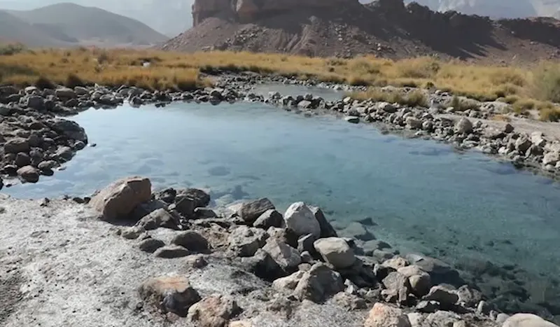 خواص درمانی و شیوههای استفاده سنتی آبگرم دهنمک