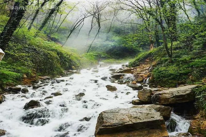 موقعیت و ویژگی‌های طبیعی آبشار آب‌پری