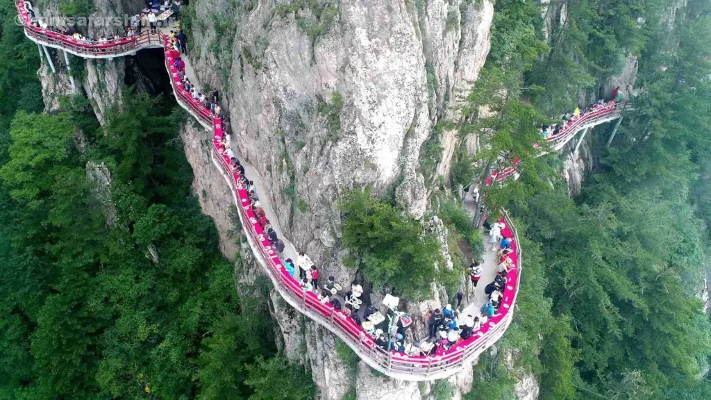 مسیر باریک و پلهای چوبی کوه لائوجون چین