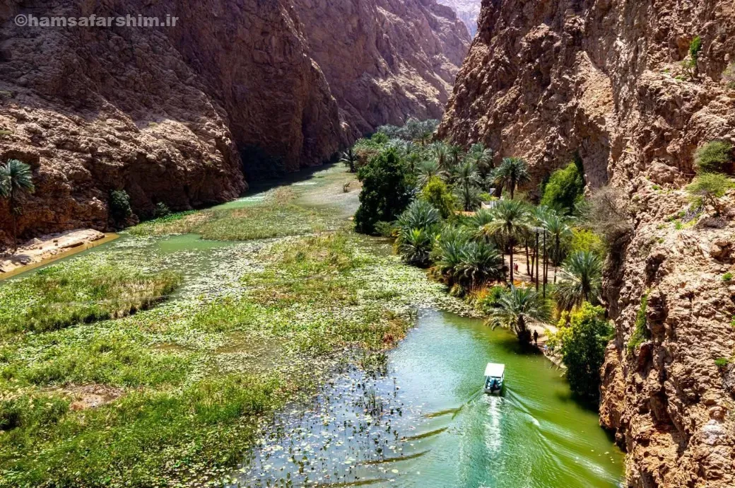 وادی شاب عمان؛ استخرها و حوضچه‌های طبیعی آب فیروزه‌ای در میان صخره‌های شیب‌دار با امکان قایق‌سواری و شنا.