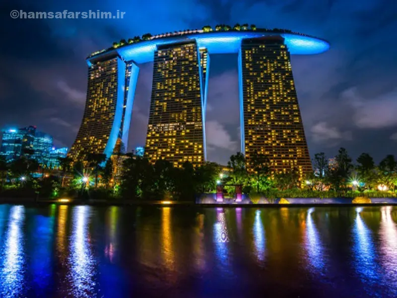 نمای شبانه و مدرن برج‌های هتل مارینا بی سندز سنگاپور، مقصد جذاب تور ترکیبی تایلند سنگاپور 🏙️🇸🇬