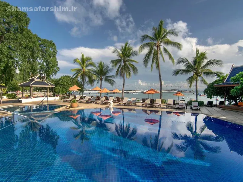 استراحت در کنار استخر و نخل‌های هتل لوکس ساحلی تایلند (پوکت یا پاتایا) در تور ترکیبی 🏊🌴