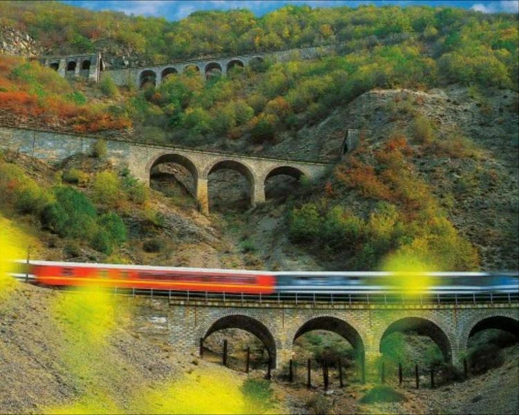 نمای قطار در حال عبور از روی پل تاریخی ورسک مازندران